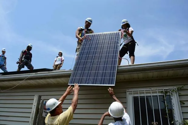 Montaje de paneles solares en un tejado