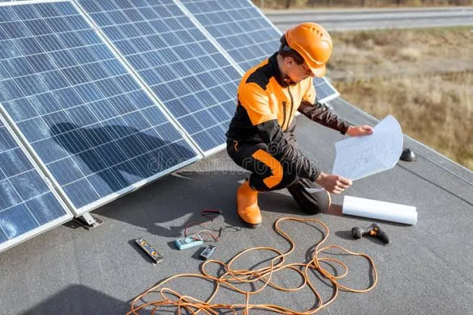 Técnico revisando paneles solares en terreno