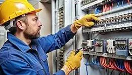 Técnico revisando un tablero eléctrico